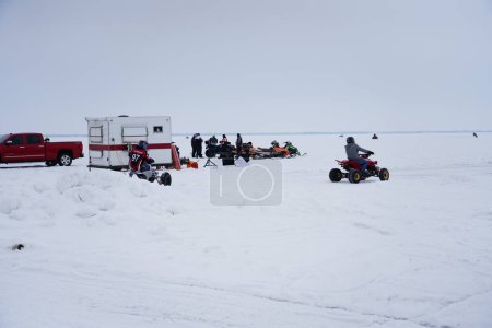 Foto de Hortonville, Wisconsin / Estados Unidos - 26 de enero de 2019: Muchos ciclistas en Quad-bikes y ATV se divertían paseando por el lago helado cubierto de nieve - Imagen libre de derechos