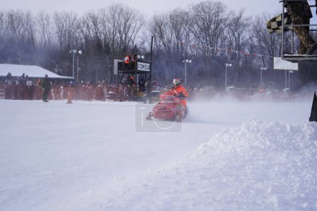 Foto de Hortonville, Wisconsin / Estados Unidos - 26 de enero de 2019: Muchos jinetes en motos de nieve se divertían montando en un lago helado cubierto de nieve. - Imagen libre de derechos
