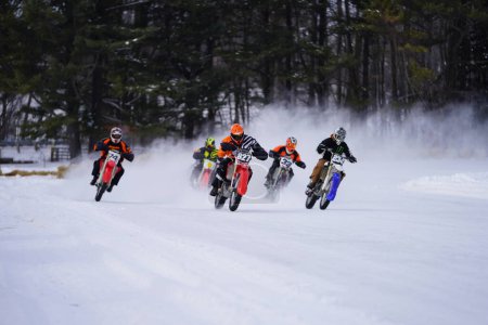 Foto de Fond du Lac, Wisconsin / Estados Unidos - 20 de enero de 2019: Muchos ciclistas en motos de tierra paseaban por el lago congelado de Kettle Moraine. - Imagen libre de derechos
