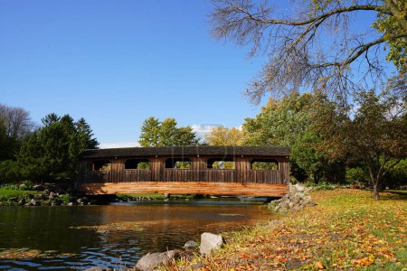 Téléchargez les photos : Automne saison d'automne au parc Fond du Lac Lakeside. - en image libre de droit