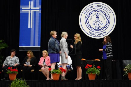 Téléchargez les photos : Wisconsin USA - Célébration de remise des diplômes à l'Université Mariale du Wisconsin est une université catholique privée offrant une éducation destinée à inspirer et à transformer la passion en action - en image libre de droit
