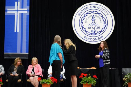 Foto de Wisconsin EE.UU. - celebración de la graduación en la Universidad Mariana de Wisconsin es una universidad católica privada que ofrece una educación destinada a inspirar y convertir la pasión en acción - Imagen libre de derechos