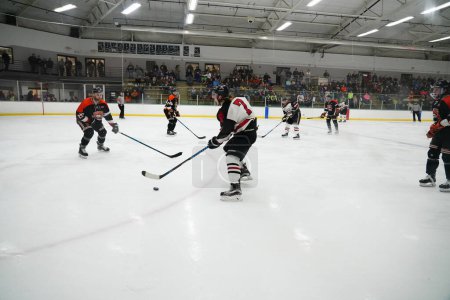 Téléchargez les photos : FOND DU LAC, WISCONSIN, CANADA : match de hockey entre Fond du Lac Bears et West Bend Bombers - en image libre de droit