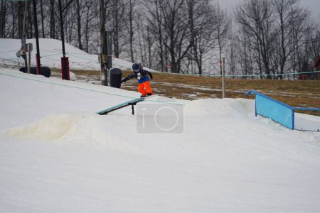Téléchargez les photos : Kewaskum, Wisconsin / États-Unis - 24 décembre 2019 : Des membres de la communauté sont venus faire du snowboard la veille de Noël au Sunburst Winter Sports Park pour l'événement Santa Slalom. - en image libre de droit