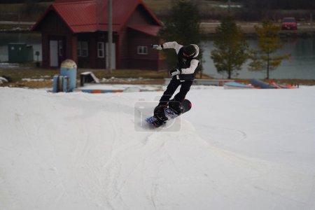 Téléchargez les photos : Kewaskum, Wisconsin / États-Unis - 24 décembre 2019 : Des membres de la communauté sont venus faire du snowboard la veille de Noël au Sunburst Winter Sports Park pour l'événement Santa Slalom. - en image libre de droit