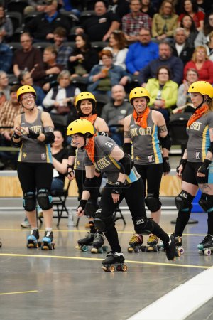 Téléchargez les photos : Oshkosh, Wisconsin États-Unis - 12 octobre 2020 : Des femmes adultes jouent dans des équipes de Roller Derby en contact physique et rivalisent les unes contre les autres à l'Oshkosh Arena. - en image libre de droit