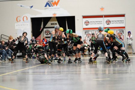 Foto de Oshkosh, Wisconsin, EE. UU. 12 de octubre de 2020: Las mujeres adultas juegan en equipos de Roller Derby en contacto físico y compiten entre sí en Oshkosh Arena. - Imagen libre de derechos