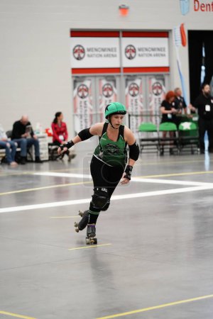 Foto de Oshkosh, Wisconsin, EE. UU. 12 de octubre de 2020: Las mujeres adultas juegan en equipos de Roller Derby en contacto físico y compiten entre sí en Oshkosh Arena. - Imagen libre de derechos