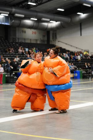 Téléchargez les photos : Oshkosh, Wisconsin États-Unis - 12 octobre 2020 : Des femmes adultes jouent dans des équipes de Roller Derby en contact physique et rivalisent les unes contre les autres à l'Oshkosh Arena. - en image libre de droit