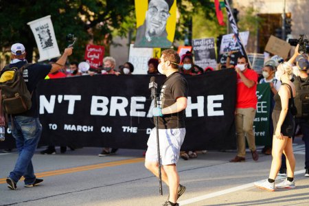 Foto de Milwaukee, Wisconsin / Estados Unidos - 20 de agosto de 2020: Coalición para marchar contra los manifestantes de la DNC de la materia de vidas negras y activistas por el cambio climático protestaron por las calles hacia el centro de Wisconsin. - Imagen libre de derechos