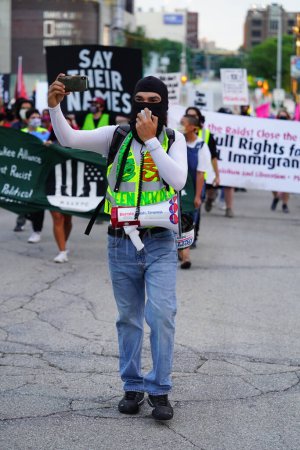 Foto de Milwaukee, Wisconsin / Estados Unidos - 20 de agosto de 2020: Coalición para marchar contra los manifestantes de la DNC de la materia de vidas negras y activistas por el cambio climático protestaron por las calles hacia el centro de Wisconsin. - Imagen libre de derechos