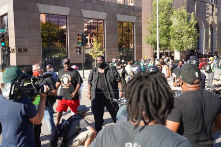 Téléchargez les photos : Milwaukee, Wisconsin / États-Unis - 20 août 2020 : Des policiers de Milwaukee surveillent la vie des Noirs Des manifestants de Jacob Blake défilent dans les rues. - en image libre de droit