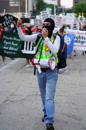 Téléchargez les photos : Milwaukee, Wisconsin / États-Unis - 20 août 2020 : La coalition marche sur les manifestants du DNC de la vie noire comptent et les militants du changement climatique ont protesté dans les rues jusqu'au centre du Wisconsin. - en image libre de droit