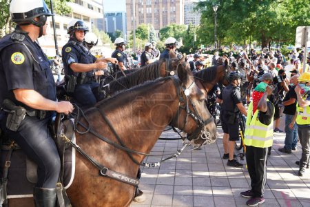 Foto de Milwaukee, Wisconsin / Estados Unidos - 20 de agosto de 2020: Oficiales de policía de Milwaukee observan cómo las vidas de negros importan a manifestantes de jacob blake marchan por las calles. - Imagen libre de derechos