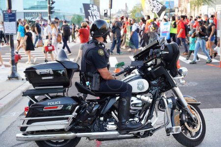 Téléchargez les photos : Milwaukee, Wisconsin / États-Unis - 20 août 2020 : Des policiers de Milwaukee surveillent la vie des Noirs Des manifestants de Jacob Blake défilent dans les rues. - en image libre de droit