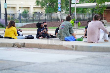 Téléchargez les photos : Milwaukee, Wisconsin / États-Unis - 20 août 2020 : La coalition marche sur les manifestants du DNC de la vie noire comptent et les militants du changement climatique ont protesté dans les rues jusqu'au centre du Wisconsin. - en image libre de droit
