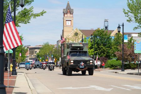 Foto de Oconomowoc, Wisconsin / Estados Unidos - 25 de mayo de 2020: Veteranos de guerras extranjeras de la comunidad de Oconomowoc realizaron un desfile conmemorativo del día de los veteranos a pesar del orden covid-19 y distanciamiento social. - Imagen libre de derechos
