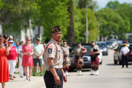 Téléchargez les photos : Oconomowoc, Wisconsin / États-Unis - 25 mai 2020 : Des officiers militaires supérieurs et des vétérans sont en formation pour honorer les soldats tombés au combat pour la journée commémorative malgré la cause de l'ordre de distance sociale de covid-19. - en image libre de droit