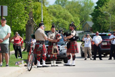 Téléchargez les photos : Oconomowoc, Wisconsin / États-Unis - 25 mai 2020 : Des vétérans de la cornemuse de la VFW jouent une grâce incroyable alors que la communauté se souvient des soldats tombés au champ d'honneur qui se sont battus pour nos libertés. - en image libre de droit