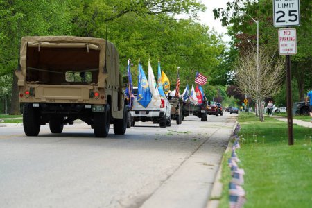 Foto de Oconomowoc, Wisconsin / Estados Unidos - 25 de mayo de 2020: Veteranos de guerras extranjeras de la comunidad de Oconomowoc realizaron un desfile conmemorativo del día de los veteranos a pesar del orden covid-19 y distanciamiento social. - Imagen libre de derechos