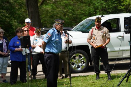 Téléchargez les photos : Oconomowoc, Wisconsin / États-Unis - 25 mai 2020 : Des vétérans et des officiers supérieurs ont prononcé des discours en l'honneur des soldats tombés au champ d'honneur du comté de Waukesha le jour commémoratif malgré l'ordre de distanciation sociale. - en image libre de droit