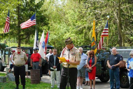Foto de Oconomowoc, Wisconsin / Estados Unidos - 25 de mayo de 2020: Veteranos y oficiales de alto rango dieron discursos en honor a los soldados caídos del condado de Waukesha en el día memorial a pesar de la orden de distanciamiento social. - Imagen libre de derechos