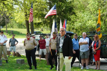 Foto de Oconomowoc, Wisconsin / Estados Unidos - 25 de mayo de 2020: Veteranos y oficiales de alto rango dieron discursos en honor a los soldados caídos del condado de Waukesha en el día memorial a pesar de la orden de distanciamiento social. - Imagen libre de derechos