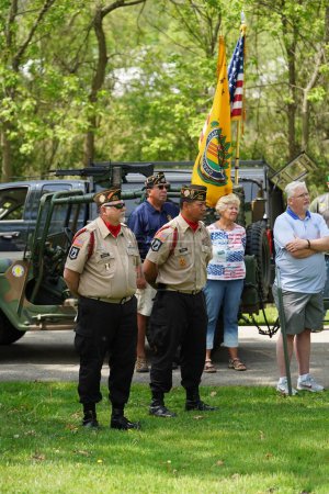 Foto de Oconomowoc, Wisconsin / Estados Unidos - 25 de mayo de 2020: Veteranos y oficiales de alto rango sostienen armas y saludan de pie para preparar el saludo de 21 armas. - Imagen libre de derechos