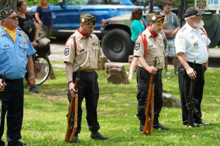 Téléchargez les photos : Oconomowoc, Wisconsin / États-Unis - 25 mai 2020 : Anciens combattants et officiers supérieurs tenant des armes à feu et saluant debout pour préparer un salut de 21 fusils. - en image libre de droit