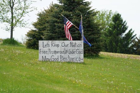Foto de Oconomowoc, Wisconsin / Estados Unidos - 25 de mayo de 2020: Oconomowoc veteran memorial site sits between lake fowler and lac la belle giving honor and remembrance to all the brave men and women that have fought. - Imagen libre de derechos
