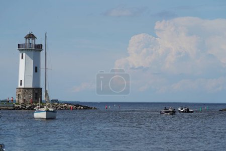 Foto de Fond du Lac, Wisconsin / Estados Unidos - 12 de junio de 2020: Muchos veleros viajaron dentro y fuera del puerto y alrededor del faro en Fond du Lac en el lago Winnebago. - Imagen libre de derechos