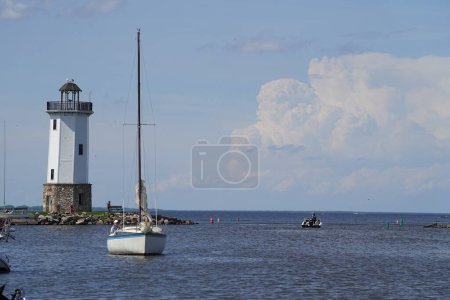 Foto de Fond du Lac, Wisconsin / Estados Unidos - 12 de junio de 2020: Muchos veleros viajaron dentro y fuera del puerto y alrededor del faro en Fond du Lac en el lago Winnebago. - Imagen libre de derechos
