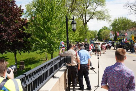 Téléchargez les photos : Oconomowoc, Wisconsin / États-Unis - 25 mai 2020 : Des musiciens vétérans de la VFW jouant une grâce incroyable alors que la communauté se souvenait des soldats tombés au champ d'honneur qui se sont battus pour nos libertés. - en image libre de droit