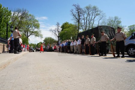 Téléchargez les photos : Oconomowoc, Wisconsin / États-Unis - 25 mai 2020 : Des officiers militaires supérieurs et des vétérans sont en formation pour honorer les soldats tombés au combat pour la journée commémorative malgré la cause de l'ordre de distance sociale de covid-19. - en image libre de droit
