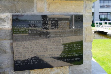 Téléchargez les photos : Oconomowoc, Wisconsin / États-Unis - 25 mai 2020 : Le site commémoratif des anciens combattants d'Oconomowoc se trouve entre le lac fowler et le lac la belle, rendant hommage et souvenir à tous les hommes et femmes courageux qui ont combattu. - en image libre de droit