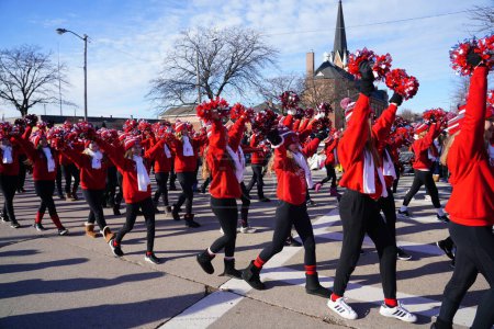Téléchargez les photos : Green Bay, Wisconsin / États-Unis - 23 novembre 2019 : Des membres du Barb's Centre For Dance sont sortis pour participer et danser à la 36e parade annuelle Prevea Green Bay, organisée par Downtown Green Bay. - en image libre de droit