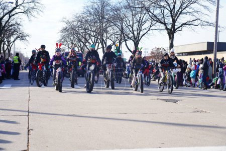 Téléchargez les photos : Green Bay, Wisconsin / États-Unis - 23 novembre 2019 : La participation d'un groupe de vélos Fat Tire à la 36e Parade annuelle de Noël Prevea Green Bay organisée par Downtown Green Bay. - en image libre de droit