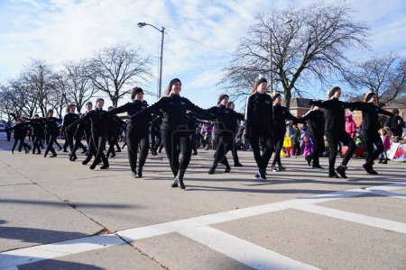 Téléchargez les photos : Green Bay, Wisconsin / États-Unis - 23 novembre 2019 : Des danseuses communautaires locales ont défilé lors du 36e défilé annuel Prevea Green Bay Holiday organisé par Downtown Green Bay. - en image libre de droit