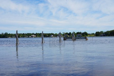 Téléchargez les photos : Vue du paysage des eaux de la baie Sturgeon, Wisconsin inondation sur le rivage de la baie Sturgeon. - en image libre de droit