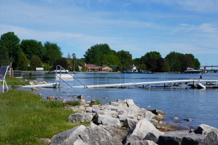 Téléchargez les photos : Vue du paysage des eaux de la baie Sturgeon, Wisconsin inondation sur le rivage de la baie Sturgeon. - en image libre de droit