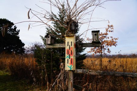 Foto de Fond du Lac, Wisconsin / Estados Unidos - 24 de noviembre de 2019: Old Birdhouses en el campo de Fond du Lac, condado de Wisconsin - Imagen libre de derechos