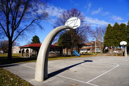 Téléchargez les photos : Ancien terrain de basket dans un parc de Green Bay, Wisconsin - en image libre de droit