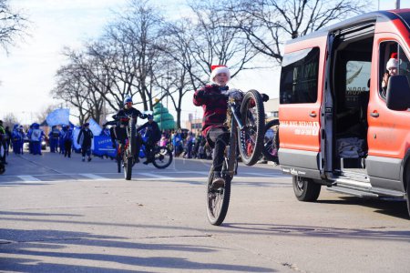 Foto de Green Bay, Wisconsin / Estados Unidos - 23 de noviembre de 2019: El grupo de bicicletas Fat Tire toma parte y monta en el 36º Desfile Anual de Navidad de Prevea Green Bay organizado por Downtown Green Bay. - Imagen libre de derechos