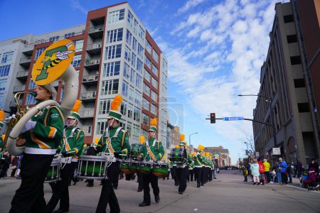 Foto de Green Bay, Wisconsin / Estados Unidos - 23 de noviembre de 2019: Green Bay Preble High School Hornets banda musical marchó en el 36º Desfile Anual de Fiestas de Prevea Green Bay organizado por Downtown Green Bay. - Imagen libre de derechos