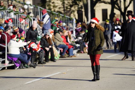Téléchargez les photos : Green Bay, Wisconsin / États-Unis - 23 novembre 2019 : Des membres de la communauté ont chanté des chansons de Noël au début de la 36e parade annuelle de Noël Prevea Green Bay organisée par Downtown Green Bay. - en image libre de droit