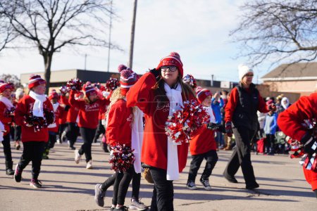 Téléchargez les photos : Green Bay, Wisconsin / États-Unis - 23 novembre 2019 : Des membres du Barb's Centre For Dance sont sortis pour participer et danser à la 36e parade annuelle Prevea Green Bay, organisée par Downtown Green Bay. - en image libre de droit