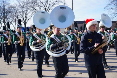 Foto de Green Bay, Wisconsin / Estados Unidos - 23 de noviembre de 2019: Green Bay Preble High School Hornets banda musical marchó en el 36º Desfile Anual de Fiestas de Prevea Green Bay organizado por Downtown Green Bay. - Imagen libre de derechos