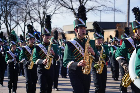 Téléchargez les photos : Green Bay, Wisconsin / États-Unis - 23 novembre 2019 : La fanfare musicale des Hornets de Green Bay Preble High School a défilé lors de la 36e parade annuelle Prevea Green Bay Holiday organisée par Downtown Green Bay. - en image libre de droit