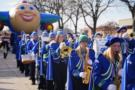 Téléchargez les photos : Green Bay, Wisconsin / États-Unis - 23 novembre 2019 : La fanfare musicale de l'Académie Notre Dame a défilé lors de la 36e parade annuelle Prevea Green Bay organisée par Downtown Green Bay. - en image libre de droit