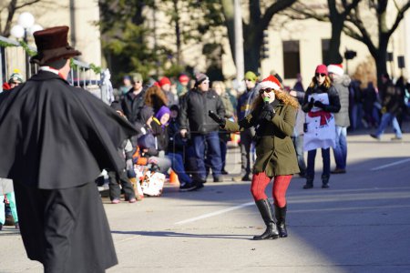 Téléchargez les photos : Green Bay, Wisconsin / États-Unis - 23 novembre 2019 : Des membres de la communauté ont chanté des chansons de Noël au début de la 36e parade annuelle de Noël Prevea Green Bay organisée par Downtown Green Bay. - en image libre de droit